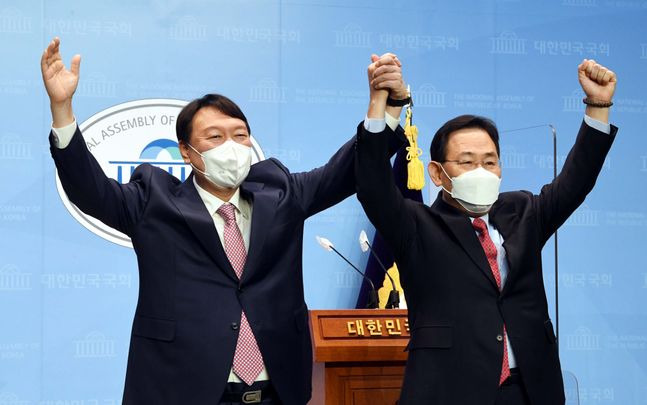 윤석열(왼쪽) 국민의힘 대선 경선 후보와 선거대책위원장으로 합류한 주호영 의원이 17일 오전 서울 여의도 국회 소통관에서 공동 기자회견을 가진 후 손을 들어 인사하고 있다. ⓒ데일리안 박항구 기자