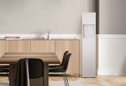 코웨이가 새롭게 출시한 업소용 직수형 '아이콘 스탠드 정수기'. <코웨이 제공>