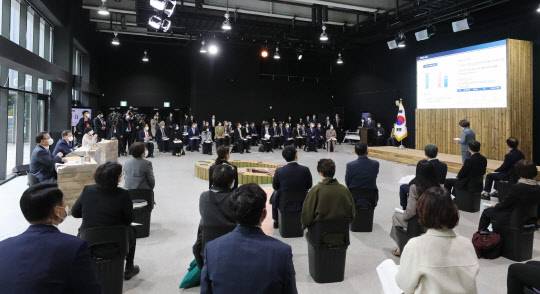 문재인 대통령이 참석한 가운데 18일 서울 용산구 노들섬다목적홀에서 열린 2050 탄소중립위원회 제2차 전체회의에서 한정애 환경부장관이 2050 온실가스 감축목표를 발표하고 있다. 연합뉴스