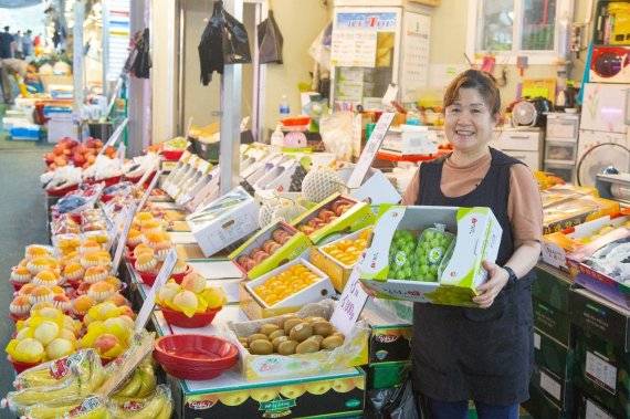 인천 계양산전통시장 상인이 상품을 선보이고 있다 / 사진=코나아이 제공