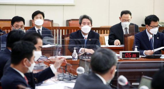 [서울=뉴시스] 최동준 기자 = 이인영 통일부 장관이 18일 서울 여의도 국회에서 열린 외교통일위원회의 통일부 등에 대한 국정감사에서 질의에 답변하고 있다. (공동취재사진) 2021.10.18. photo@newsis.com <저작권자ⓒ 공감언론 뉴시스통신사. 무단전재-재배포 금지.> /사진=뉴시스화상