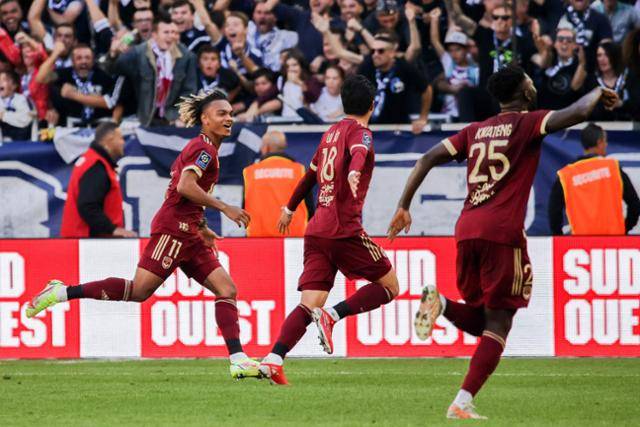 보르도 황의조(가운데)가 17일 프랑스보르도의 누보 스타드 드 보르도에서 열린 2021~22시즌 프랑스 프로축구 리그1 10라운드 낭트와의 경기에서 선제골을 넣은 뒤 세리머니를 하고 있다. AFP 연합뉴스