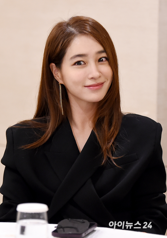 Actor Lee Min-jung, who was selected as the photogenic of the year, attended the awards ceremony and shines.The awards ceremony was attended by only a minimum number of people in accordance with the governments guidelines.