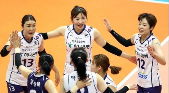 한국도로공사 선수들이 지난 8월 24일 의정부체육관에서 열린 2021 KOVO컵 여자부 KGC인삼공사와 A조 경기 도중 공격 득점을 올린 뒤 기뻐하고 있다. 도로공사는 오는 20일 김천체육관에서 2021-22시즌 도드람 V리그 팀의 첫 경기를 홈 경기로 치른다. [사진=발리볼코리아닷컴]