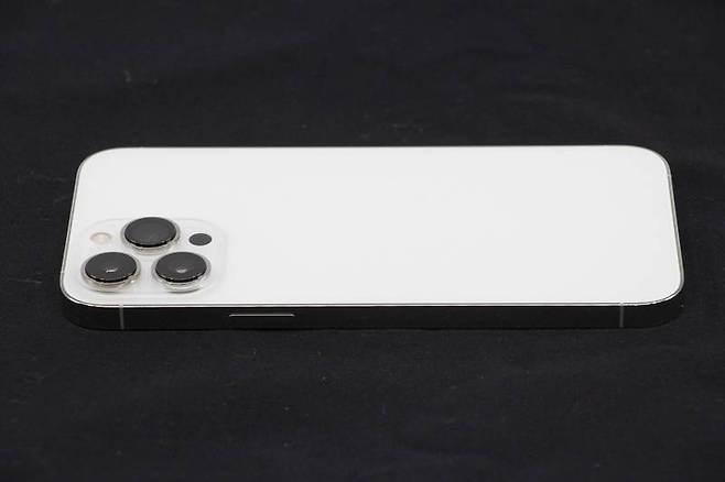 아이폰 13 프로 맥스는 최대 15와트(W) 맥세이프 무선 충전과 7.2와트(W) 치(Qi) 무선 충전도 지원한다. 출처=IT동아