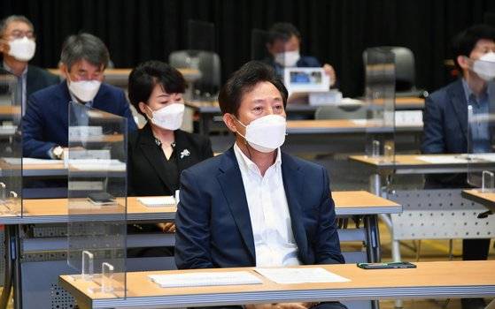 오세훈 서울시장이 14일 오전 서울시청 다목적홀에서 서울시 공직자들을 대상으로 진행된 '이해충돌방지법' 특별교육에 참석해 전현희 국민권익위원장의 강연을 듣고 있다. [뉴시스]