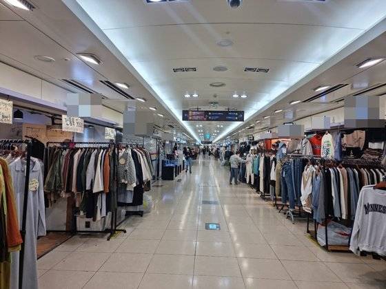 14일 오전 인천 부평지하상가에서 상인들이 영업준비를 하고 있다. 부평지하상가는 2014년 11월 미국 월드레코드아카데미로부터 '단일면적 기준으로 세계에서 가장 많은 점포를 보유한 상가'로 세계기록 인증을 받았다. 출입구가 많고, 공간 구조가 비슷해 한 번 길을 잃으면 헤매기 일쑤여서 ‘미로’라고 불린다. 심석용 기자