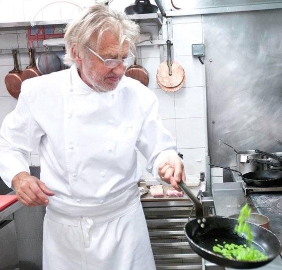 1950년생인 피에르 가니에르는 일흔이 넘는 나이에도 여전히 주방에서 요리하는 것을 즐긴다. 사진 피에르 가니에르 인스타그램 캡처