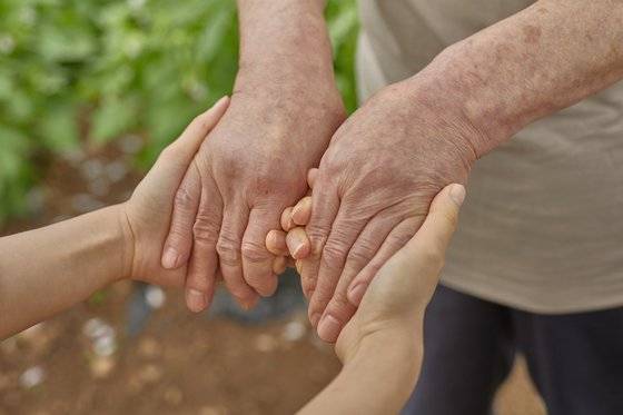 재산 증여와 상속. 효도계약 써야할까. 게티이미지뱅크.