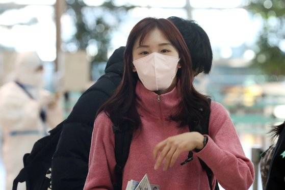 쇼트트랙 국가대표 김아랑이 17일 오후 인천국제공항에서 출국 수속을 준비하고 있다.  [뉴스1]