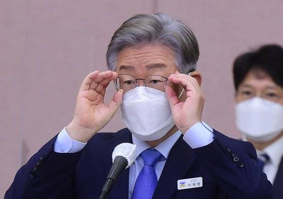 이재명 경기도지사가 18일 오전 경기도청에서 열린 국회 행정안전위원회의 경기도에 대한 국정감사에 참석해 안경을 고쳐 쓰고 있다. [국회사진기자단]