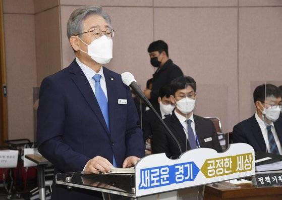 더불어민주당 대선 후보인 이재명 경기지사가 18일 경기도청에서 열린 국회 행정안전위원회의 경기도에 대한 국정감사에서 업무보고를 하고 있다. 임현동 기자