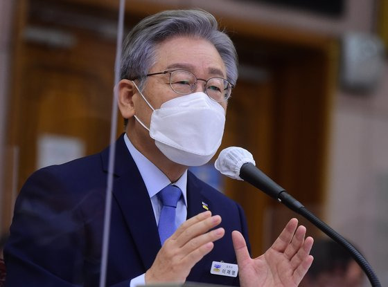 더불어민주당 대선 후보인 이재명 경기지사가 18일 경기도청에서 열린 국회 행정안전위원회의 경기도에 대한 국정감사에서 의원 질의에 답하고 있다. 임현동 기자