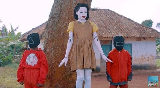 유튜브 채널 'Masaka Kids Africana Music'에 올라온 오징어 게임 패러디 영상. [유튜브 캡처]