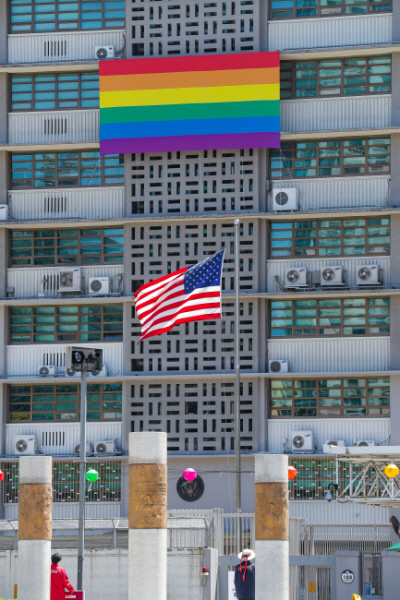 지난해 6월1일 서울 종로구 주한 미국대사관이 건물 외벽에 성소수자 인권을 상징하는 무지개기를 내걸고 있다. 이석우 기자