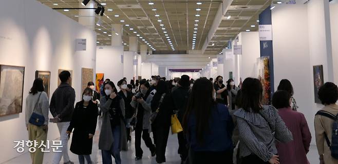 키아프 서울 2021는 관람객 8만8000여명, 매출액 650억으로 역대 최다 관람객, 최고 판매액을 경신했다. 사진은 지난 17일 코엑스 전시장 모습. 김종목 기자