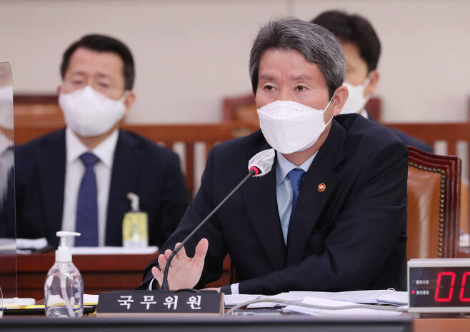 Unification Minister Lee In-young speaks during a parliamentary audit of the ministry at the National Assembly on Monday. (Yonhap)