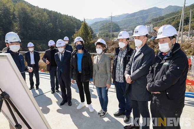 강원 원주시의회 건설도시위원회(위원장 문정환) 소속 위원들이 18일 판부면 원주천댐 공사 현장 점검 브리핑을 듣고 있다.