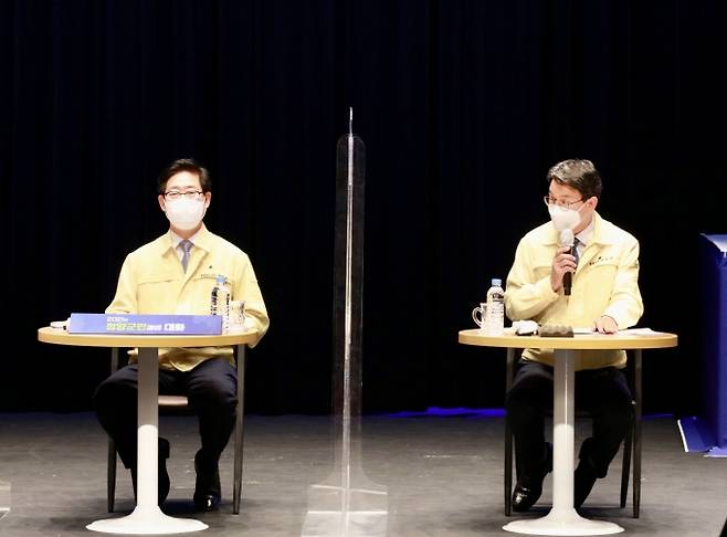 김돈곤(오른쪽) 청양군수가 양승조 충남도지사에게 청양군보건의료원 주차타워 설치 등 주요 현안 사업에 대한 지원을 건의했다