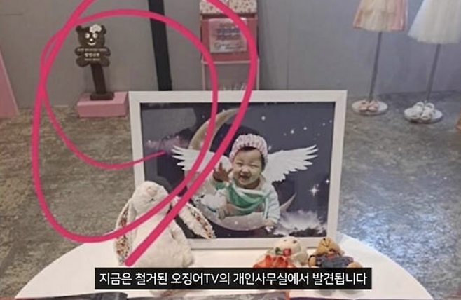 A 씨 사무실에 정인이 위패가 자리해 있다. /사진=구제역 유튜브 채널