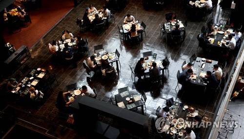 사적모임 인원 제한 수도권 8명, 비수도권 10명까지[사진 = 연합뉴스]