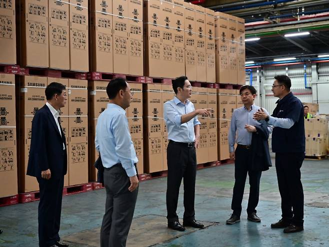 지난 2019년 이재용 삼성전자 부회장이 삼성전자 광주사업장을 찾아 에어컨 출하공정을 점검하고 있다. [사진 제공 = 삼성전자]