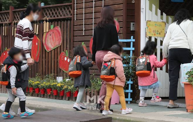 서울시가 시내 어린이집 5704 곳을 전면 정상 개원 체제로 전환한 18일 오전 서울 서대문구의 한 어린이집에 아이들이 등원하고 있다. 2021. 10. 18. [박형기기자]