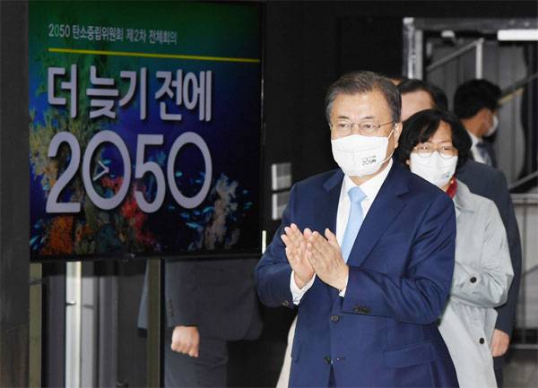 문재인 대통령이 18일 서울 용산 노들섬에서 열린 2050 탄소중립위원회 제2차 전체회의에 참석하기 위해 입장하고 있다. 문 대통령 뒤편으로 윤순진 탄소중립위원장이 행사장에 들어서고 있다. [이충우 기자]