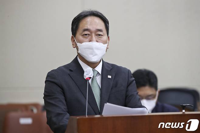 (서울=뉴스1) 오대일 기자 = 18일 서울 여의도 국회에서 열린 정무위원회 국정감사 예금보험공사 등 국정감사에서 김태현 예금보험공사 사장이 업무보고를 하고 있다. 2021.10.18/뉴스1