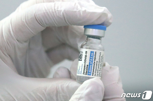 (서울=뉴스1) 임세영 기자 = 서울 종로구의 한 의원에서 의료진이 얀센 백신을 들어보이고 있다. /사진=뉴스1