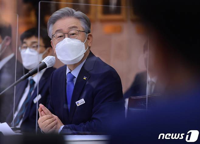 (수원=뉴스1) 국회사진취재단 = 더불어민주당 대선 후보인 이재명 경기지사가 18일 수원 경기도청에서 열린 국회 행정안전위원회의 경기도에 대한 국정감사에서 의원의 질의에 답변하고 있다. 2021.10.18/뉴스1