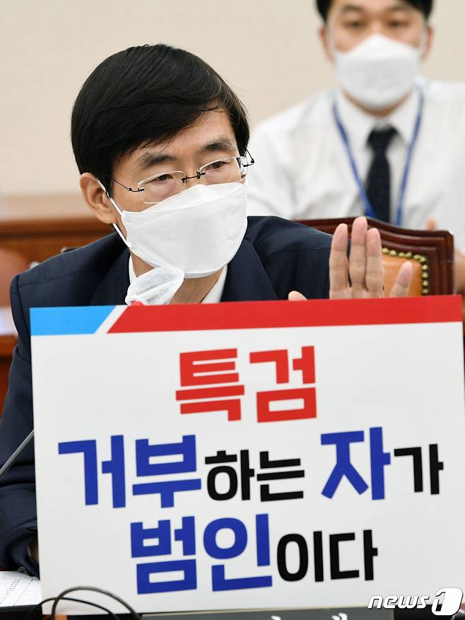 (서울=뉴스1) 구윤성 기자 = 1일 오전 서울 여의도 국회에서 열린 교육위원회의 교육부, 국사편찬위원회 등에 대한 국정감사에서 조경태 의원이 의사진행발언을 하고 있다. 2021.10.1/뉴스1