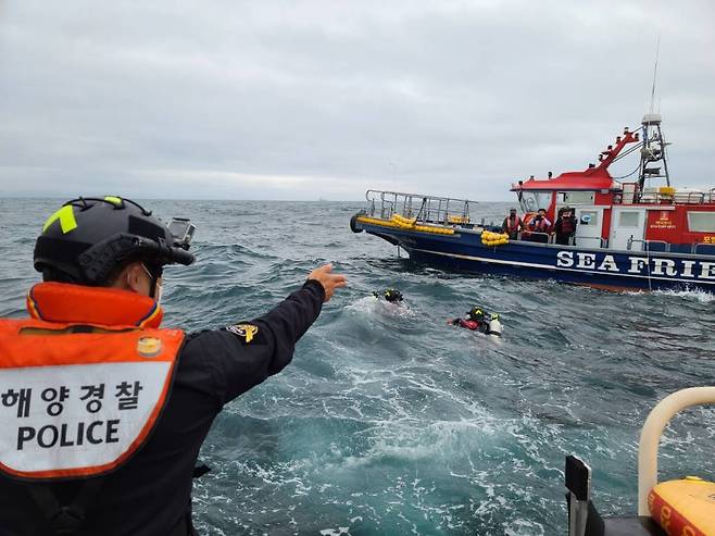 경북 포항해양경찰서가 지난 6월 복합재난상황(충돌·전복사고) 발생에 대비해 불시훈련을 실시하는 모습. /사진=뉴시스