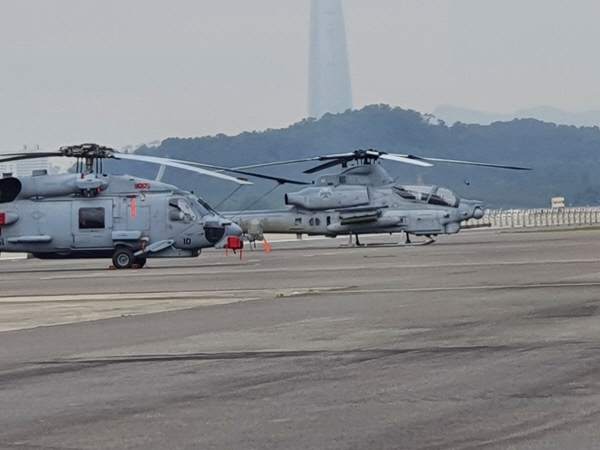 서울공항 야외전시장에 배치된 미군의 MH-60R 해상작전헬기(왼쪽)와 미 해병대가 운용 AH-1Z 바이퍼 공격헬기 (오른쪽). 디펜스 타임즈 제공
