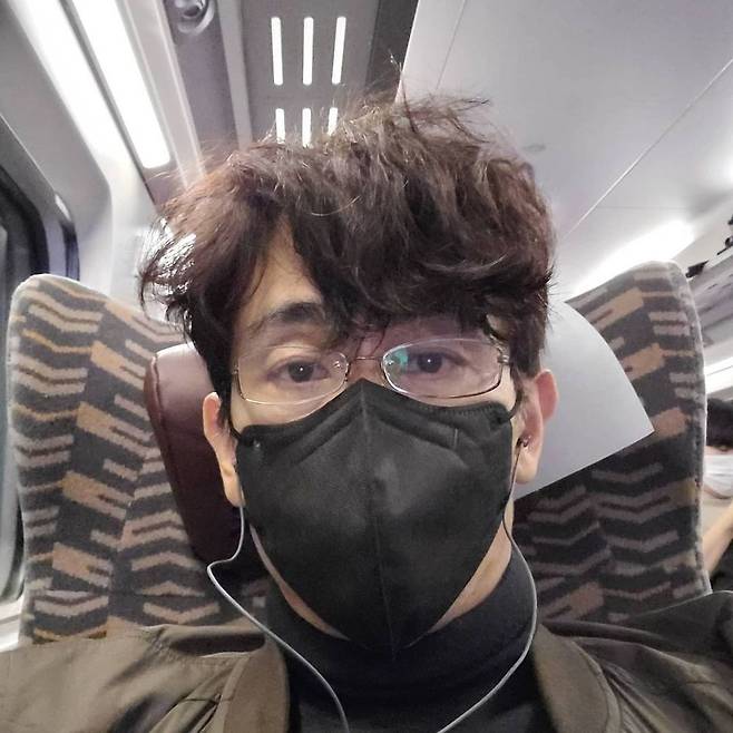Actor Cha In-pyo added an intellectual image with a selfie on his way to work.On October 18, Cha In-pyo posted several photos on his personal instagram saying, I am on my way to work # frequent interview.In the photo, Cha In-pyo boarded the train. Cha In-pyo seems to have come to work for an occasional interview with the examinee as a professor.In addition to the scenery seen by the train, he unveiled a self-portrait with glasses, which was covered by more than half of his face on the mask, but he added the beauty of the name and the intellectual image of the glasses.On the other hand, Cha In-pyo will appear on JTBCs new entertainment Sigor Kyung-yang on October 25th.