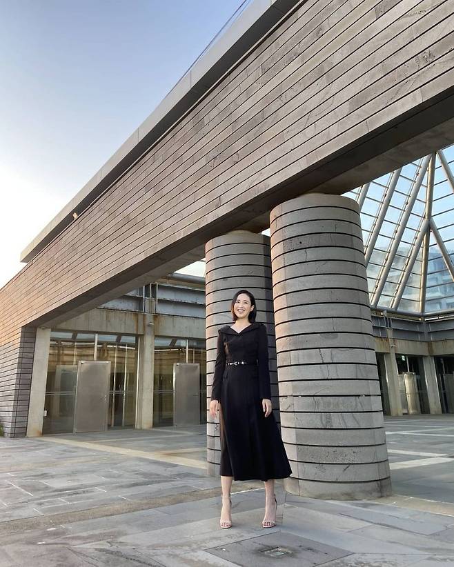 Actor Kim Min-jung has reported on his recent situation in Jeju Island.On October 18, Kim Min-jung posted a photo on his personal instagram saying, IN JEJU (Photo, D.H.) #jeju #sunset #jejusunset.The photo shows Kim Min-jung looking at the glow.Kim Min-jung, who had a bright smile, created a sophisticated yet elegant atmosphere with black long dress fashion.On the 15th, Kim Min-jung said he visited Jeju Island.On the other hand, Kim Min-jung was divided into Jung Sun-a in the TVN Drama Devil Judge which last August.