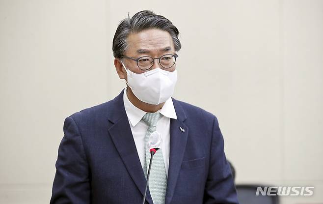 [서울=뉴시스] 최동준 기자 = 18일 서울 여의도 국회에서 열린 정무위원회의 예금보험공사, 한국자산관리공사, 한국주택금융공사 등에 대한 국정감사에서 이명호 한국예탁결제원 사장이 업무보고를 하고 있다. (공동취재사진) 2021.10.18. photo@newsis.com