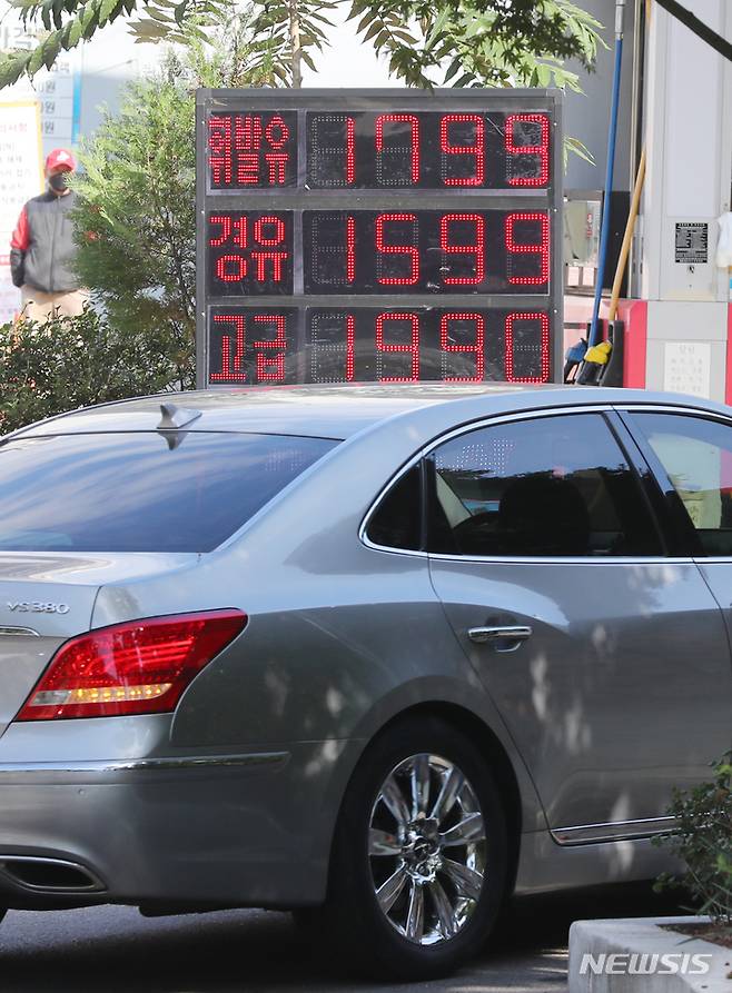 [서울=뉴시스] 배훈식 기자 = 국제유가가 고공행진을 하며 국내 휘발유 판매가격이 7년 만에 최고 수준으로 올라선 18일 오전 서울시내 한 주유소에서 휘발유가 리터 당 1700원 대에 판매되고 있다. dahora83@newsis.com