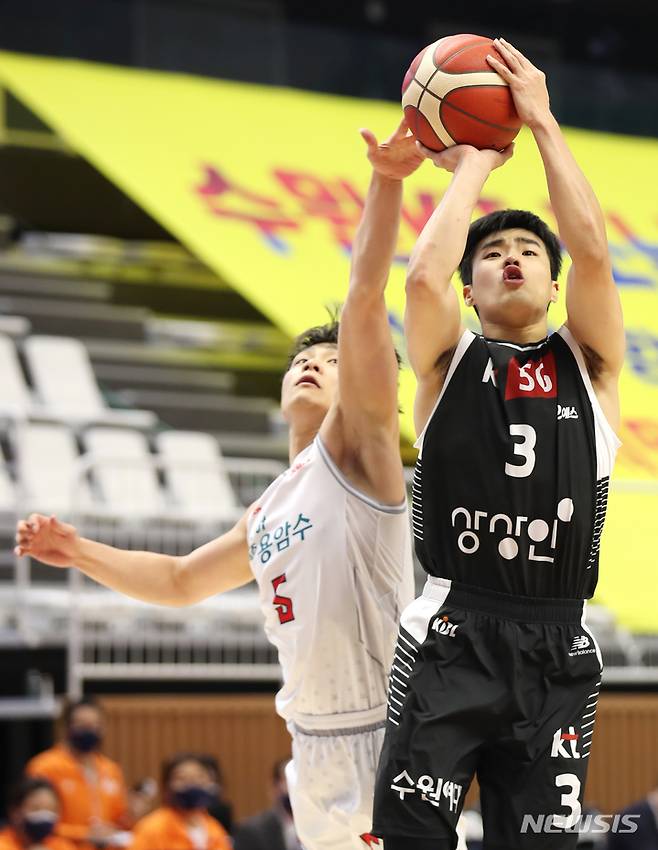 [수원=뉴시스] 정병혁 기자 = 18일 오후 경기 수원시 서수원칠보체육관에서 열린 2021-2022 KGC인삼공사 정관장 프로농구  수원 KT 소닉붐과 고양 오리온 오리온스의 경기, KT 정성우가 슛을 하고 있다. 2021.10.18. jhope@newsis.com