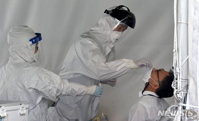 [대구=뉴시스] 지난 15일 오전 대구 수성구 보건소 선별진료소에서 시민들이 코로나19 진단검사를 받고 있다. (사진= 뉴시스 DB)