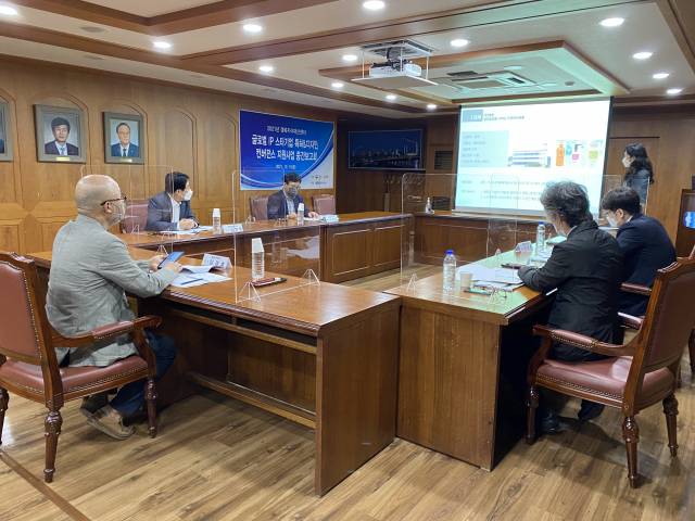 ▲경북지식재산센터가 ‘특허&디자인 컨버전스 지원사업’ 중간보고회를 개최하고 있다.ⓒ포항상공회의소 제공