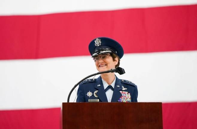 미군 수송사령부 역사상 첫 여성 최고 지휘관인 재클린 밴 오보스트 사령관(공군 대장)이 지난 15일(현지시간) 사령관 이·취임식에서 취임사를 하고 있다. 미 국방부 홈페이지