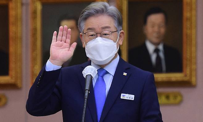 이재명 경기도지사가 18일 경기도청에서 열린 국회 행정안전위원회의 경기도에 대한 국정감사에서 증인선서를 하고 있다. 국회사진기자단