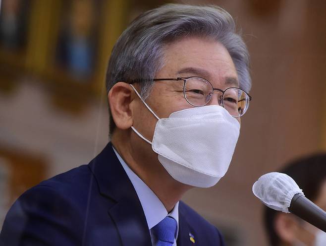 더불어민주당 이재명 대선 후보가 18일 경기 수원시 경기도청에서 열린 국회 행정안전위원회의 경기도 국정감사에서 의원들의 질의에 답하고 있다. 수원=연합뉴스