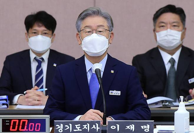 더불어민주당 대선 후보인 이재명 경기지사가 18일 경기도청에서 열린 국회 행정안전위원회의 경기도에 대한 국정감사에서 의원 질의에 답하고 있다. 뉴스1