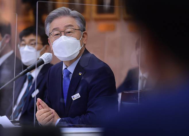 더불어민주당 대선 후보인 이재명 경기지사가 18일 수원 경기도청에서 열린 국회 행정안전위원회의 경기도에 대한 국정감사에서 의원의 질의에 답변하고 있다. 뉴스1