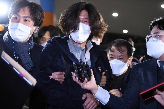 미국에 체류 중이던 대장동 개발 로비·특혜 의혹의 핵심 인물 남욱 변호사가 18일 오전 인천국제공항 제2여객터미널을 통해 귀국하자마자 검찰 관계자들에 의해 체포, 압송되고 있다. 공동취재사진