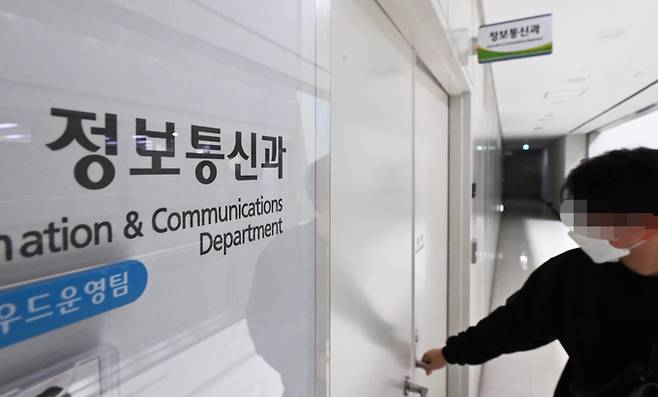 대장동 개발사업 특혜 의혹 사건을 수사 중인 검찰이 18일 경기도 성남시청을 추가 압수수색 하고 있다. 뉴시스