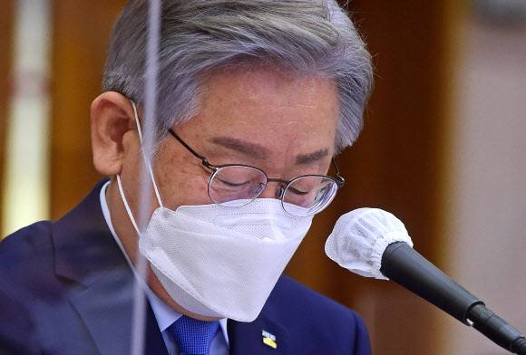 더불어민주당 대선 후보인 이재명 경기지사가 18일 경기도청에서 열린 국회 행정안전위원회의 경기도에 대한 국정감사에서 의원 질의를 듣고 있다. 뉴스1