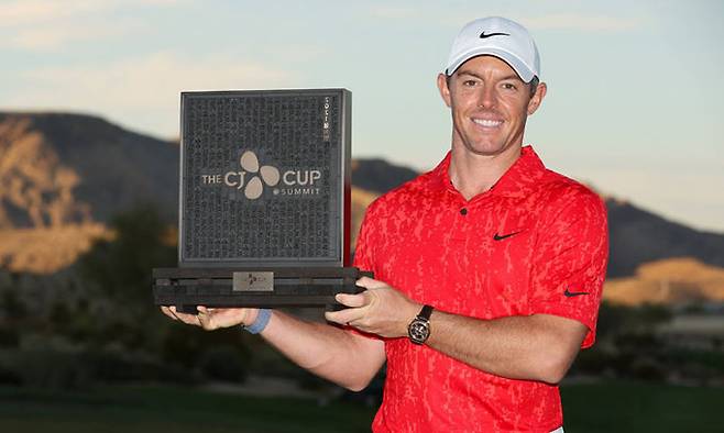 로리 매킬로이가 18일 미국 네바다주 라스베이거스의 더 서밋 클럽에서 열린 PGA 투어 더 CJ컵에서 통산 20승을 달성한 뒤 트로피를 들고 활짝 웃고 있다. 라스베이거스=AFP연합뉴스